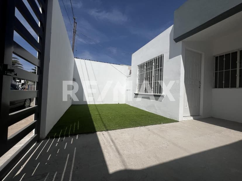 Casa en venta de una sola planta recién remodelada.