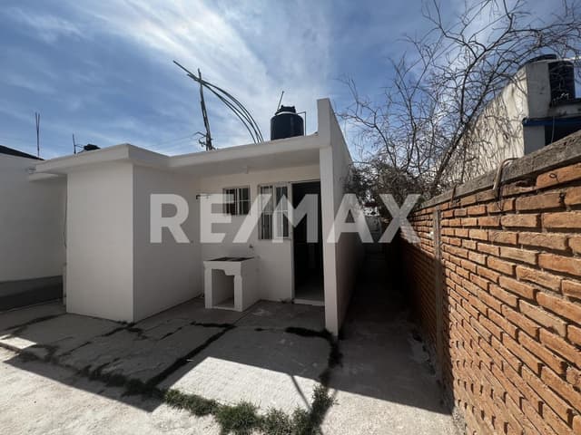 Casa en venta de una sola planta recién remodelada.