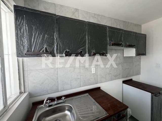 Casa en venta de una sola planta recién remodelada.