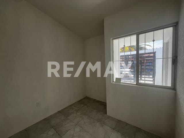 Casa en venta de una sola planta recién remodelada.