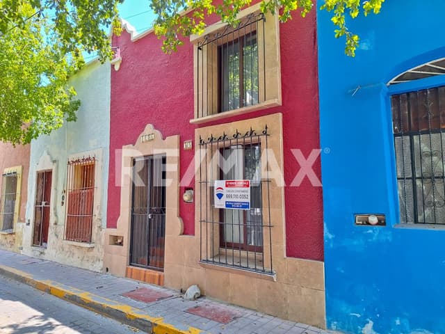 Casa ubicada a media cuadra de Plazuela Machado