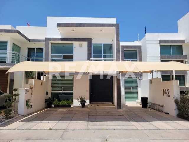 CASA EN VENTA EN CUMBRES DEL LAGO 