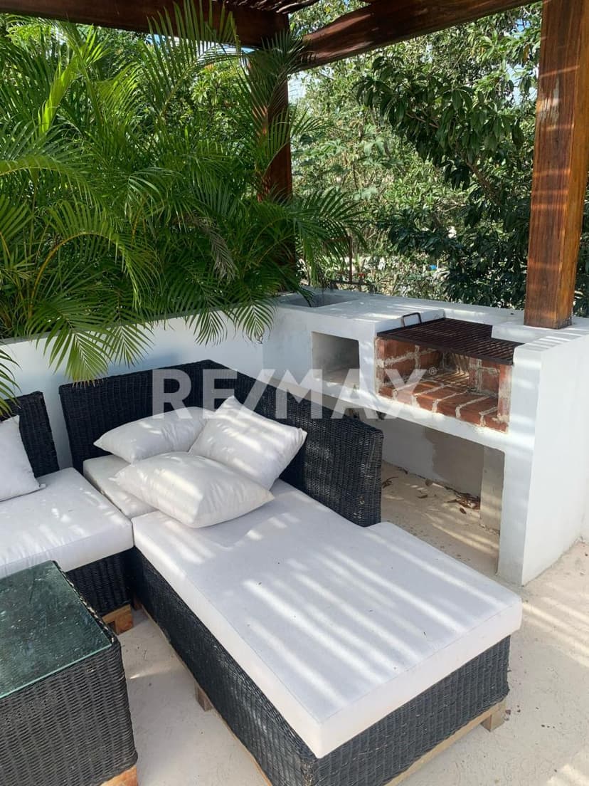 2 casas en condominio 1.5 rec 1 baño cada una.