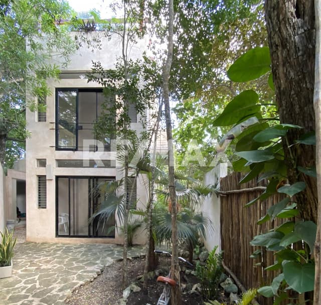 2 casas en condominio 1.5 rec 1 baño cada una.