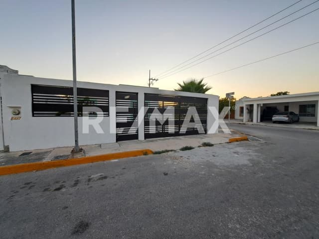 Casa en venta en esquina de un piso en Fraccionamiento Las Américas, Mérida, Yuc