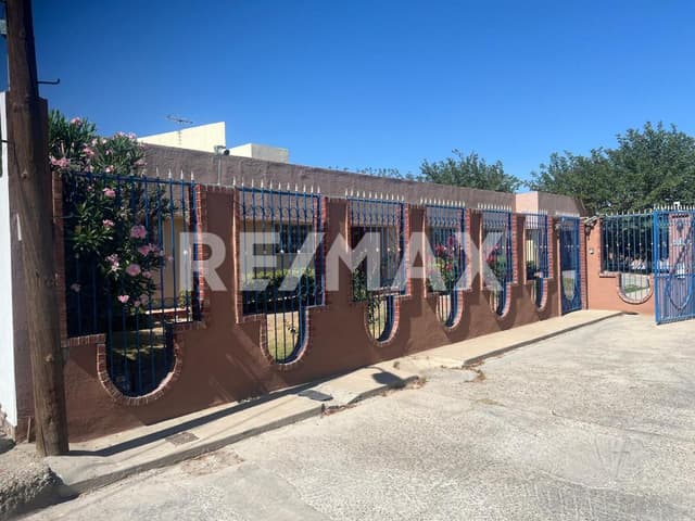 RESIDENCIA CON ENORME TERRENO DE 2171 M2  EN PARTIDO LA FUENTE 