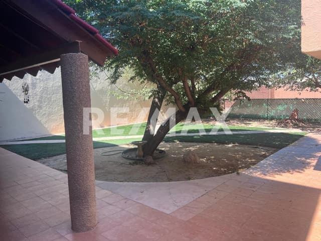 RESIDENCIA CON ENORME TERRENO DE 2171 M2  EN PARTIDO LA FUENTE 