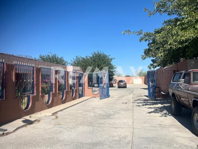 RESIDENCIA CON ENORME TERRENO DE 2171 M2  EN PARTIDO LA FUENTE 