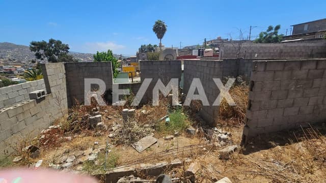Terreno con Construcción en Colonia Vista Hermosa. 