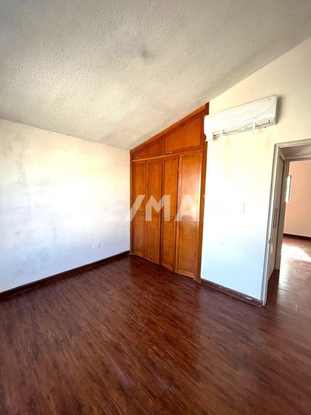 RESIDENCIA REMODELADA EN VENTA  CON RECAMARA PRINCIPAL EN PLANTA BAJA EN COUNTRY RAQUET  CLUB