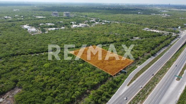 Terreno sobre carretera para giro comercial, industrial o residencial en Mérida