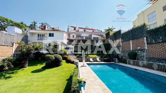 Venta de casa con alberca a 5 minutos del centro de Cuernavaca, Morelos…Clave 5025