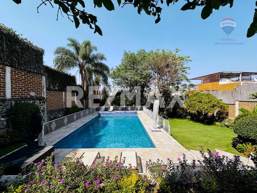 Venta de casa con alberca a 5 minutos del centro de Cuernavaca, Morelos…Clave 5025