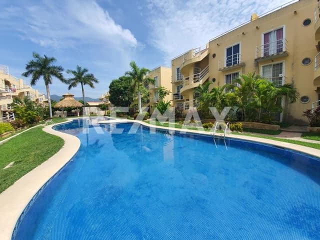 DEPARTAMENTO EN PLANTA BAJA EN VENTA CONDOMINIO GARZAS ACAPULCO CON AJRDINES Y ALBERCA, CERCA DEL MAR