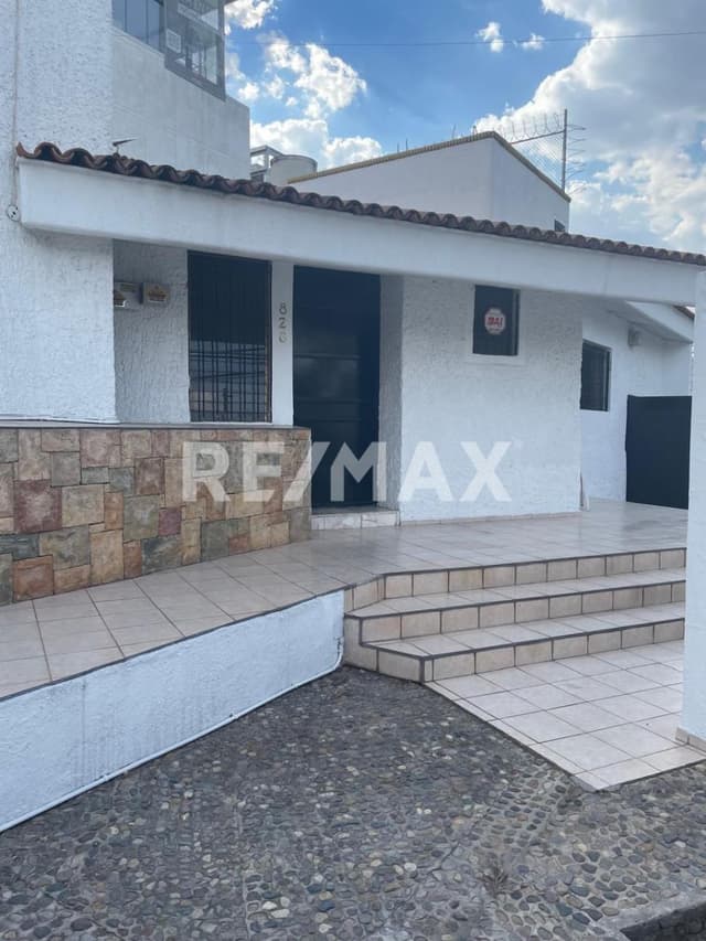 CASA EN VENTA CON USO DE SUELO COMERCIAL O HABITACIONAL
