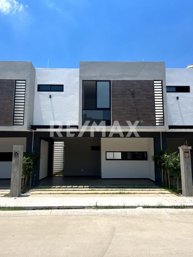 CASA EN VENTA EN RESIDENCIAL REAL DE PALMAS 