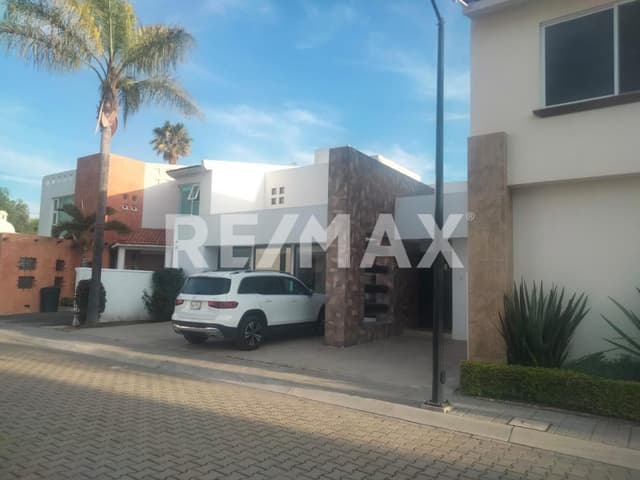 CASA EN VENTA DE UN PISO EN PRIVADA CORREGIDORA QUERETARO RCV240708-MN