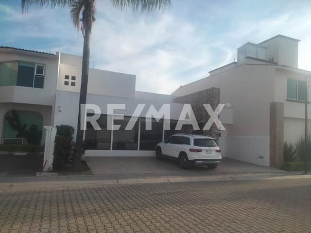 CASA EN VENTA DE UN PISO EN PRIVADA CORREGIDORA QUERETARO RCV240708-MN