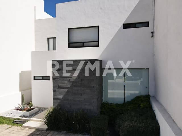 Casa en venta con recámara en PB en Cumbres del Lago RCV240713-MN