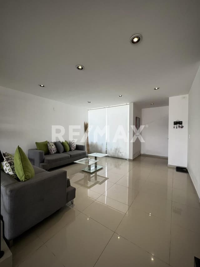 Casa en venta con recámara en PB en Cumbres del Lago RCV240713-MN