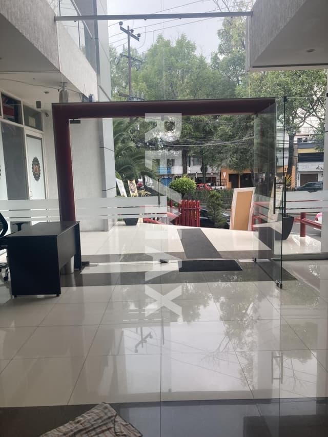 Excelente local en renta en Calzada Legaria