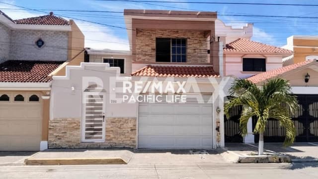 CASA EN VENTA EN PLAYA SUR 
