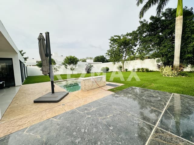 Casa en venta de un piso en privada botánico en Conkal, Yucatán.