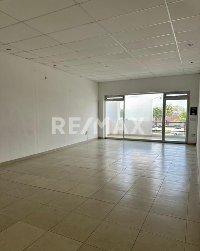 LOCAL EN RENTA EN RESIDENCIAL LA HACIENDA 