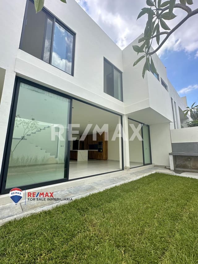 Venta de casa nueva, cercana a la entrada a Cuernavaca, Col. Buenavista...Clave 5146