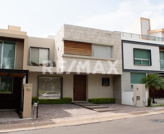 CASA EN VENTA EN RESIDENCIAL EL REFUGIO