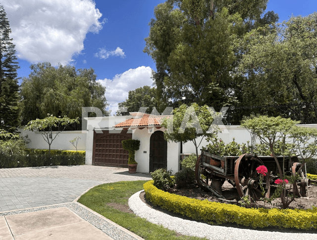 CASA EN VENTA EN JURICA QUERETARO CON TERRENO DE 4,981  METROS-RCV240815-AC