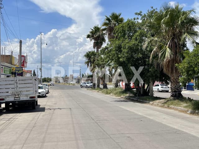 Casa con local comercial en Venta sobre Avenida Del Guadiana