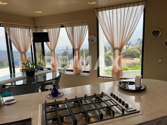 Hermosa residencia en venta al sur de CDMX con excelente vista panorámica.