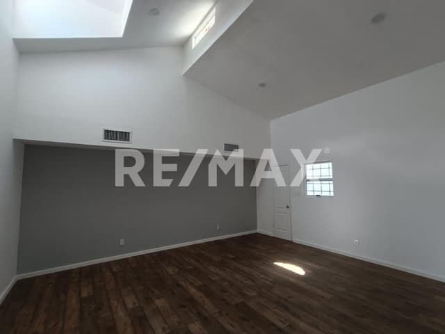 CASA COMPLETAMENTE RENOVADA EN VENTA FRACC. PUERTA DEL SOL 