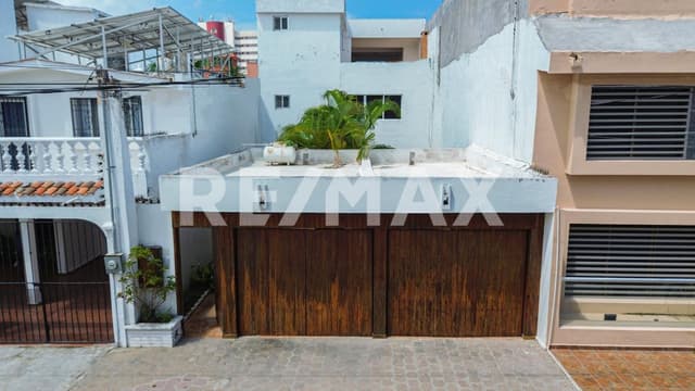 Casa en  ZONA DOARADA para remodelar a pasos de la playa. Con gran potencial.