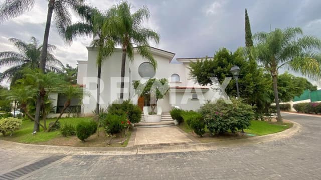 HERMOSA RESIDENCIA DE LUJO EN VENTA EN COLINAS DE SAN JAVIER 