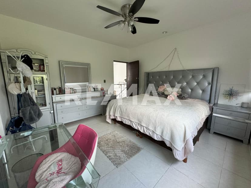 CASA en venta de 4 RECÁMARAS frente a City Center, junto al hotel Camino Real.