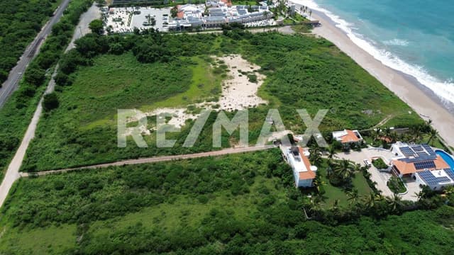 Lote GRANDE frente a la Playa en Mazatlán