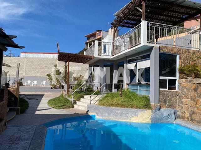 CASA EN VENTA CON ALBERCA EN FRACC. SANTA LUCIA  PLAYAS DE ROSARITO