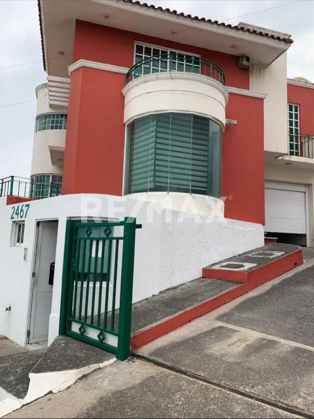 CASA EN VENTA EN VILLAS KARINA, BLV MIGUEL ALEMAN, FRENTE AL MAR.