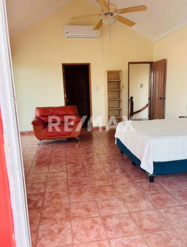 CASA EN VENTA EN VILLAS KARINA, BLV MIGUEL ALEMAN, FRENTE AL MAR.