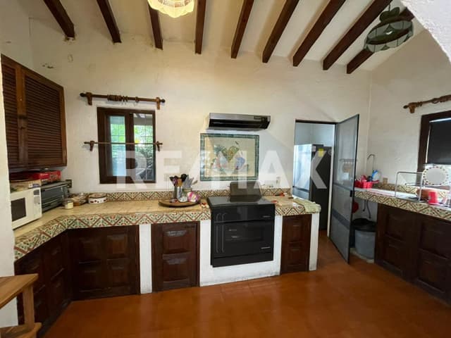 Venta de Casa para remodelar con área de donación en Lomas de Cocoyoc