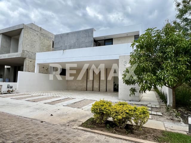 CASA EN VENTA EN PRIVADA RESIDENCIAL EN CHOLUL