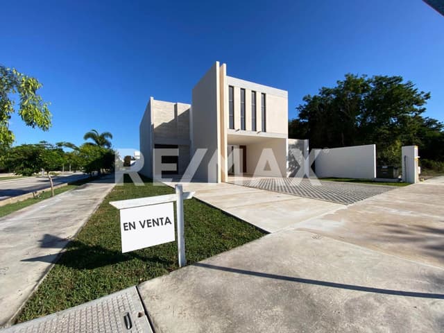 EN VENTA EXCLUSIVA RESIDENCIA EN ESQUINA DE 4 RECAMARAS EN PRIVADA NORTEMERIDA