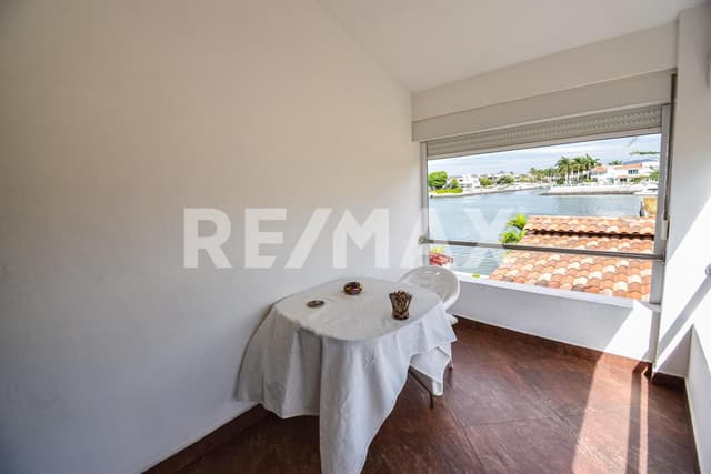 Casa de 6 habitaciones y 6 baños completos en El Cid Marina con alberca y vista a la marina