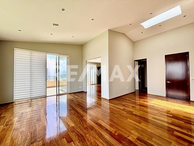 Exclusivo Penthouse en Bosque Real con Terraza Privada y Vistas Inigualables