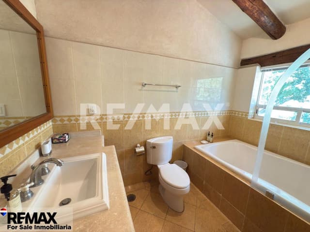 Venta de casa, 1,869 m2 de terreno, Parque Sumiya, Jiutepec, Morelos....Clave 5510