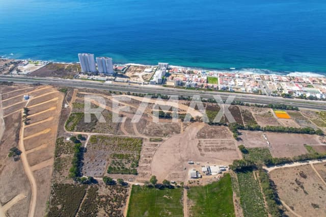 TERRENO CON VISTA AL MAR.