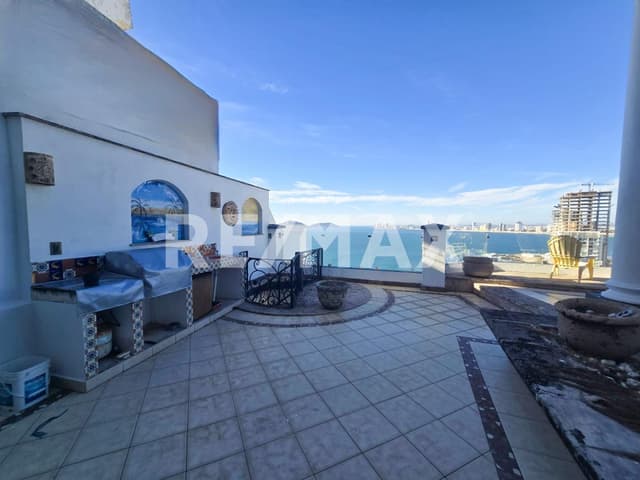 Residencia de lujo con vista al mar y vistas panorámicas de la costa de Mazatlán y la ciudad.