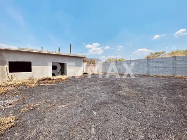 Terreno 400 m² en Xochitepec, Morelos con construcción en obra negra...Clave 5607